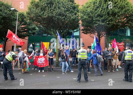 Cardiff, Galles, UK, 30 luglio 2019. I dimostranti fuori della National Assembly for Wales Senedd edificio davanti al nuovo Primo Ministro britannico Boris Johnson l'incontro con il Primo Ministro del Galles Mark Drakeford. Credito: Mark Hawkins/Alamy Live News Foto Stock