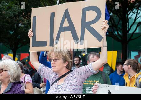 Cardiff, Galles, UK, 30 luglio 2019. I dimostranti fuori della National Assembly for Wales Senedd edificio davanti al nuovo Primo Ministro britannico Boris Johnson l'incontro con il Primo Ministro del Galles Mark Drakeford. Credito: Mark Hawkins/Alamy Live News Foto Stock