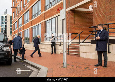 Cardiff, Galles, UK, 30 luglio 2019. Primo Ministro britannico Boris Johnson (seconda a destra) arriva presso il National Assembly for Wales edificio per un incontro con il Primo Ministro del Galles Mark Drakeford. Credito: Mark Hawkins/Alamy Live News Foto Stock