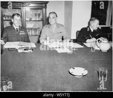 Prendendo parte al combinato di capi di Stato Maggiore discussioni alla Conferenza di Potsdam in Germania, L a R: Maresciallo della Royal Air Forces, Sir Charles Portal, Gen. Sir Ismay Hastings e gen. L. C. Hollis. Foto Stock