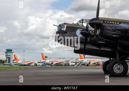 Canadian Warplane Heritage Museum Avro Lancaster FM213, noto come Mynarski Lancaster a Londra aeroporto di Southend con easyJet piani e torre di ATC Foto Stock