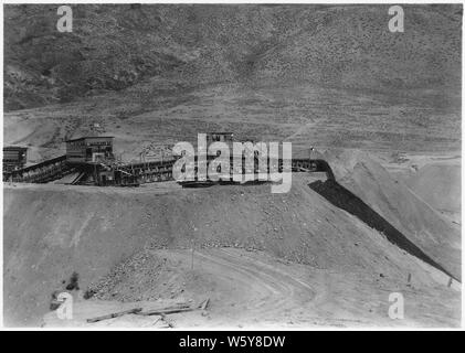 Capolinea del sistema di trasporto a nastro in Rattlesnake Canyon. Vista mostra trazione navetta rig.; Portata e contenuto: fotografia dal volume due di una serie di album di foto per documentare la costruzione del Grand Coulee Dam e i relativi lavori sul bacino di Columbia progetto. Foto Stock