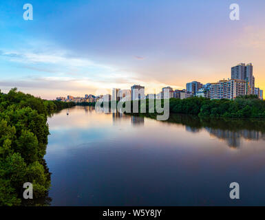 Sanya Hainan in Cina - 26.06.2019: Sanya Cityscape con Sanya vista fiume e edifici di appartamenti nel tramonto, Provincia di Hainan in Cina Foto Stock