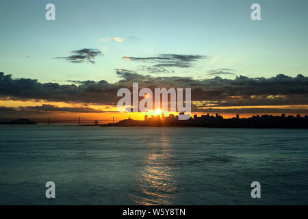 Tramonto dietro lo skyline di una grande città. Foto Stock