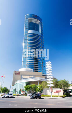 --FILE--Vista di un Hyatt Hotel nella città di Dalian, a nord-est della Cina di provincia di Liaoning, 29 agosto 2016. Nei prossimi quattro anni, hotel e resort company Foto Stock