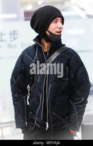 Il cinese attore e cantante Aloys Chen Kun lascia la Shanghai Hongqiao International Airport come egli è assente dalla moda italiana marchio Dolce e Ga Foto Stock