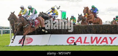 Zero dieci (n. 16) cavalcato da David Mullins va a vincere il Quartiere Latino principianti siepi durante il giorno due del 2019 Summer Festival a Galway Racecourse. Foto Stock