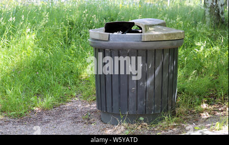 Relativamente grande pubblico nero immondizia può fotografato durante una soleggiata giornata estiva a Helsinki in Finlandia. In questa foto si può vedere il garbage pin. Foto Stock