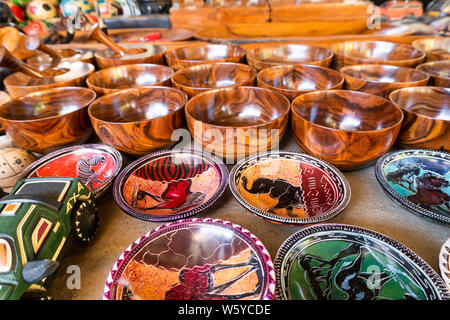 In legno africano arte souvenir venduti sul mercato aperto, FEIMA a Maputo, Mozambico Foto Stock