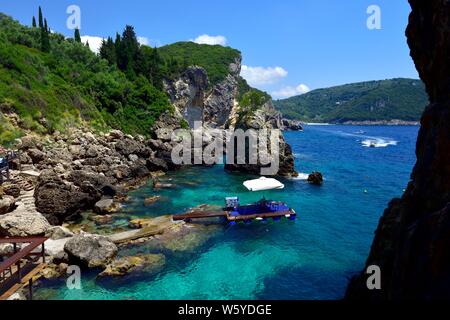 La Grotta Beach Bar,Paleokastritsa,Corfù, Grecia Foto Stock