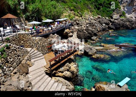 La Grotta Beach Bar,Paleokastritsa,Corfù, Grecia Foto Stock