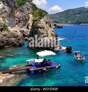 La Grotta Beach Bar,Paleokastritsa,Corfù, Grecia Foto Stock