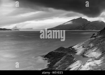 Vista serale oltre Sjona fjorden in bianco e nero con un cielo minaccioso, Norvegia Foto Stock