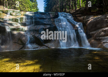 Mumlavsky vodopad cascata sul fiume Mumlava sopra Harrachov villaggio in estate sulle montagne di Krkonose in Repubblica Ceca Foto Stock