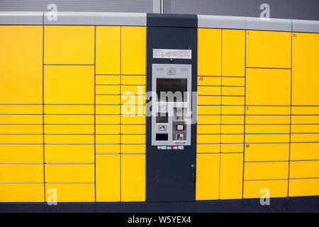 Giallo automatici self service post macchina terminale o armadietti per il deposito di un pacco per lo storage Foto Stock