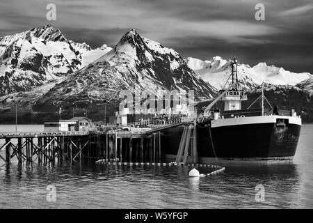 Chiatta Carburante & rimorchiatore, Valdez, Prince William Sound, Alaska, STATI UNITI D'AMERICA Foto Stock