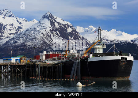 Chiatta Carburante & rimorchiatore, Valdez, Prince William Sound, Alaska, STATI UNITI D'AMERICA Foto Stock