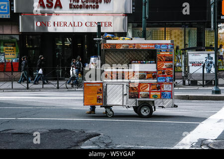 NEW YORK, Stati Uniti d'America. Febbraio 2009. hot dog stand attraversando un viale di Manhattan Foto Stock