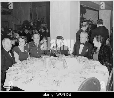 Vista della tabella alla cena in onore di Presidente Truman e Vice Presidente Alben Barkley al Mayflower Hotel di Washington, D. C. gen. Harry Vaughan è il terzo da sinistra. Foto Stock