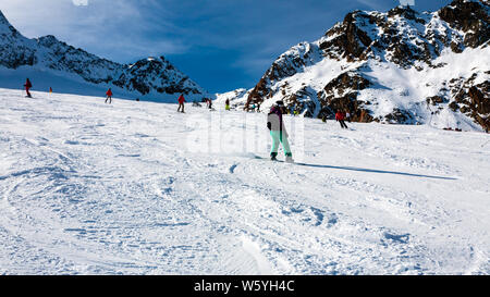 Stubai, Austria - 1 Novembre 2011: gli snowboarder e sciatori a cavallo alle pendici del Ghiacciaio dello Stubai, Alpi ski resort in Austria. Foto Stock