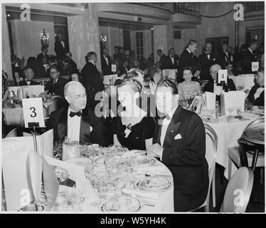 Vista della tabella alla cena in onore di Presidente Truman e Vice Presidente Alben Barkley al Mayflower Hotel di Washington, D. C. Charles Sawyer è seduto con il sig. e la Sig.ra L. di John Sullivan. Foto Stock