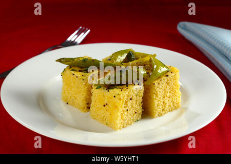 Kachoris servito in un piatto Foto Stock