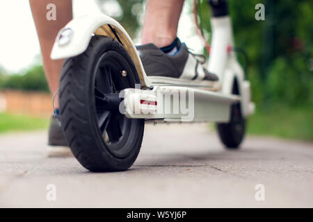 Un uomo utilizzando i moderni scooter elettrico. Eco concetto di trasporto Foto Stock