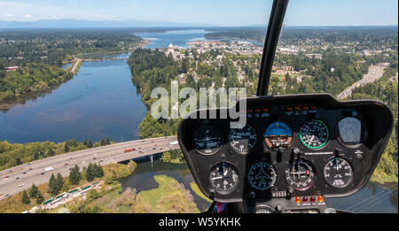 Vista aerea da elicottero con strumenti in primo piano, guardando a nord di Washington State Capitol Building e Budd aspirazione, l'estremità sud di Puget Sound. Foto Stock