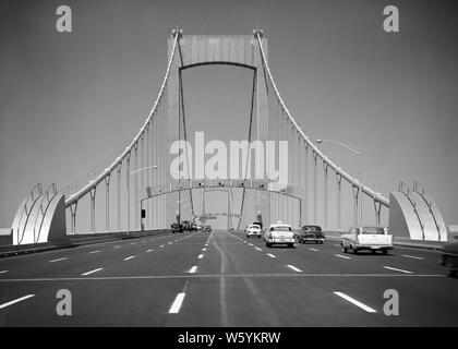 Anni Cinquanta auto il traffico che attraversa il Walt Whitman ponte sul fiume Delaware A GLOUCESTER CITY CAMDEN County NJ da Philadelphia PA USA - b623 HAR001 HARS IN BIANCO E NERO DI CAVI CAVO HAR001 vecchio ponte di sospensione Foto Stock