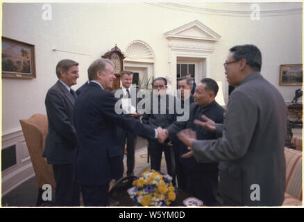 Walter Mondale, Jimmy Carter e Zbigniew Brzezinski soddisfare all Ufficio Ovale con Deng Xiaoping e altri funzionari cinesi. Foto Stock