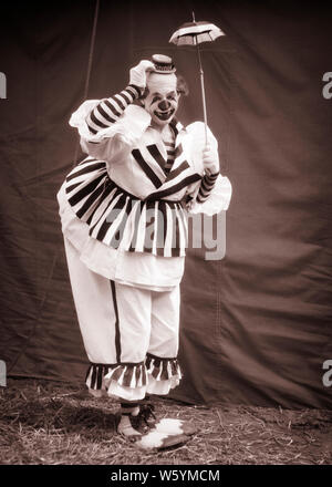 1930s grande pagliaccio sotto piccolo ombrello TIPPING il suo piccolo HAT guardando la telecamera indossando scarpe CLOWN MORBIDISSIMA STRIPED COSTUME - c2690 HAR001 HARS CARRIERA gioia comico attore di uno stile di vita la storia STRIPED Processi copia spazio a tutta lunghezza persone maschi PROFESSIONE ENTERTAINMENT B&W clown contatto oculare specialità occupazione umoristico felicità competenze il suo esecutore PARASOL CARRIERE COMPONGONO comico intrattenitore occupazioni attori commedia JESTER TINY creatività animatori morbidissima esecutori IL RIBALTAMENTO IN BIANCO E NERO STOLTO HAR001 in vecchio stile Foto Stock