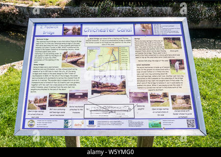 Informazioni turistiche a bordo sulla storia di Padwick Bridge sul Chichester Ship Canal, Chichester, Regno Unito. Foto Stock