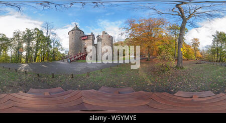 Visualizzazione panoramica a 360 gradi di 360° panorama interattivo di Castello Coch vicino a Cardiff. Si prega di credito: Panoptica