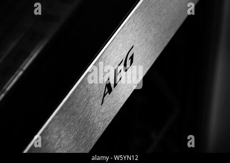 SIOFOK / UNGHERIA - luglio 8, 2019: commerciale a trama il logo del marchio della AEG cucina su AEG BSK892330M forno Foto Stock