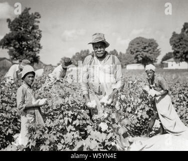 1930s famiglia americana africana la raccolta del cotone uomini e donne giovani e vecchi lavoratori di campo guardando la telecamera Louisiana USA - c6352 HAR001 HARS 3 facce stress dura comunità nostalgico depressione espressione vecchio tempo occupato INDUSTRIA NOSTALGIA OLD FASHION 1 trattamento viso giovanile il lavoro di squadra la raccolta del cotone nonno nonni stanchi famiglie LIFESTYLE FEMMINE LAVORI NONNO MOODY poveri rurali 6 STATI UNITI spazio copia a tutta lunghezza LADIES FITNESS FISICO ALLE PERSONE DEGLI STATI UNITI D'AMERICA maschi rischio ragazza adolescente sei uomo SENIOR SENIOR espressioni adulti turbato l'agricoltura B&W TRISTEZZA AMERICA DEL NORD il contatto visivo Foto Stock