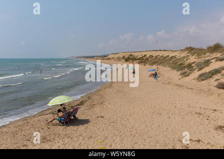 Spiaggia vista dal Faro del Puerto a nord di Guardamar del Segura Costa Blanca Spagna vicino a Marina de las Dunas Foto Stock