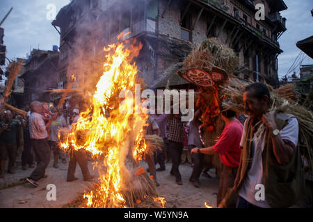 Il nepalese uomini portano l effige del demone Ghantakarna attorno a un fuoco prima di impostazione che esplode a simboleggiare la distruzione del male durante il Gathamuga o festival Ghantakarna.Nepalese credono che il festival nei reparti gli spiriti maligni, e porta la pace e la prosperità. Foto Stock