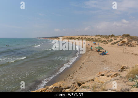 Spiaggia vista dal Faro del Puerto a nord di Guardamar del Segura Costa Blanca Spagna vicino a Marina de las Dunas Foto Stock