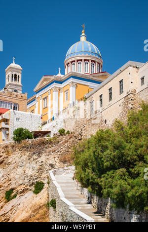 Ermoupolis città a Syros Island in Grecia. Zona residenziale di Vaporia con colorati la chiesa di San Nicola in centro città. Foto Stock