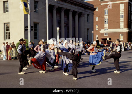 Anni ottanta ballerini in costumi olandesi e scarpe di legno all'HOLLAND MICHIGAN Tulip Time Festival DANCING IN THE STREET - kd4002 VRE001 FESTIVAL HARS maschi divertimenti Michigan spettatori olandese Performing Arts di felicità e di entusiasmo tradizione esterna HOLLAND CONNESSIONE STABILITA LA COOPERAZIONE elegante convivere TULIP GIOVANE UOMO Adulto Giovane donna adulta etnia caucasica in vecchio stile Foto Stock