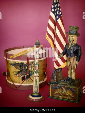 Collezionismo antico tamburo patriottica con EAGLE DECALCOMANIA corno di stagno CON AMERICAN emblemi e lo zio Sam IN GHISA piccola banca US FLAG - KH3095 HAR001 HARS BASTONI COLLECTIBLES patriottismo rosso bianco e blu a stelle e strisce della bandiera americana GHISA HAR001 vecchio zio Sam Foto Stock