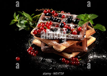 Appena cotto Cialde Viennese giacciono su una tavola nera. Foto Stock