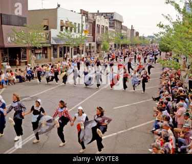 Anni Settanta KLOMPEN ballerini sfilano e dancing in Street indossare scarpe di legno durante l'olandese TULIP FESTIVAL IN OLANDA Michigan STATI UNITI D'AMERICA - kp3111 VRE001 COSTUMI HARS GIOIA LIFESTYLE SODDISFAZIONE CELEBRAZIONE FEMMINE CASO STATI UNITI spazio copia a tutta lunghezza LADIES FITNESS FISICO ISPIRAZIONE ALLE PERSONE DEGLI STATI UNITI D'AMERICA FESTIVAL maschi ragazza adolescente ragazzo adolescente divertimenti Michigan americana olandese performing arts elevato angolo di svago e di divertimento esterno ricreazione orgoglio HOLLAND motion blur cultura cooperazione immaginazione novellame primavera convivere TULIP MI in vecchio stile sfilate Foto Stock