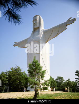 Anni Settanta Cristo degli Ozarks monumentale statua di Gesù con le braccia aperte in cima al monte magnetico vicino a Eureka Springs ARKANSAS USA - kr31747 VRE001 HARS semplicistica convinzione spirituale EUREKA INSPIRATIONAL GESÙ CRISTO monumentale magnetico in vecchio stile molle Foto Stock