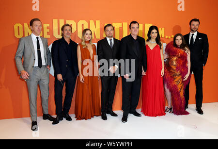 Damian Lewis (da sinistra a destra), Brad Pitt, Leonardo DiCaprio, Quentin Tarantino, Daniella Pick, Lena Dunham, Costa Ronin frequentando il una volta... In Hollywood UK premiere nel quadrato di Leicester, Londra. Foto Stock