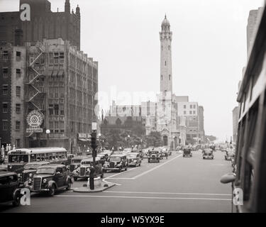 1930s Michigan Avenue traffico in Chicago Illinois USA sullo sfondo la vecchia torre superstite del 1871 Grande incendio - Q37024 CPC001 HARS PROPRIETÀ STAZIONE GAS AUTOVEICOLO AUTOS PROGRESSI 1871 DIREZIONE IMMOBILIARE DI CONCETTO superstite strutture concettuali Automobili Veicoli città edificio Windy City National Register luoghi storici autobus simbolico concetti ILLINOIS STREET SCENE IL TRANSITO IN BIANCO E NERO LANDMARK MICHIGAN AVENUE MIDWEST MIDWESTERN AUTOVEICOLI in vecchio stile di rappresentazione Foto Stock