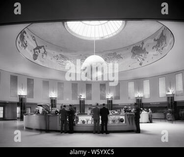 1940s MAIN LOBBY ART DECO DI LAGUARDIA AIRPORT con globo e zodiaco mosaico Queens New York STATI UNITI D'AMERICA - Q40516 CPC001 HARS DECORAZIONE STRUTTURA DI ARREDAMENTO AEROPLANI DÉCO E INTERNI AVIATION NYC REAL ESTATE cupola motion blur NEW YORK CITTÀ STRUTTURE IMMAGINAZIONE INTERIOR DESIGN ELEGANTE EDIFICIO NEW YORK CITY HALL AEROPORTI BOROUGH CREATIVITÀ MOSAICO ZODIAC ART DECO IN BIANCO E NERO GLI ARREDI LAGUARDIA in vecchio stile SPAZIO PUBBLICO Foto Stock