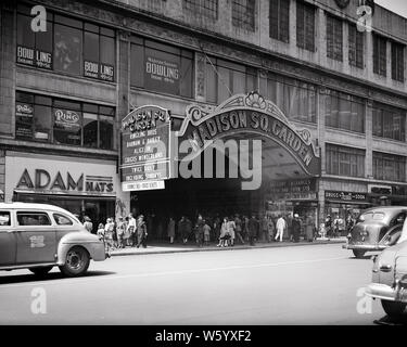 1940s pedoni e automobili passando MARQUEE DEL MADISON SQUARE GARDEN QUANDO IL CIRCUS È STATO SESSIONE IN ESECUZIONE DI NEW YORK CITY USA - Q45170 CPC001 HARS concettuale della sessione NEW YORK CITTÀ NEW YORK CITY Ottava Avenue era NERO E BIANCO MADISON MADISON SQUARE GARDEN di vecchio stile Foto Stock