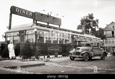 1930s anonimo cuoco di linea in piedi da nuovi Diner su Queens Boulevard DI NEW YORK CITY Questo Diner al costo di $28.000 - Q74136 CPC001 HARS AMERICA DEL NORD AMERICA DEL NORD auto di proprietà esterno preparazione innovazione orgoglio opportunità occupazioni di NYC ULTIMI IMMOBILI UTILIZZATI NEW YORK piccole strutture aziendali automobili edificio città NEW YORK CITY SCARTATO MID-adulto metà uomo adulto QUEENS BOULEVARD STRADA A DIFFERENZA IN BIANCO E NERO di chef de partie convenienza costo di vecchio stile PARCHEGGIO Foto Stock