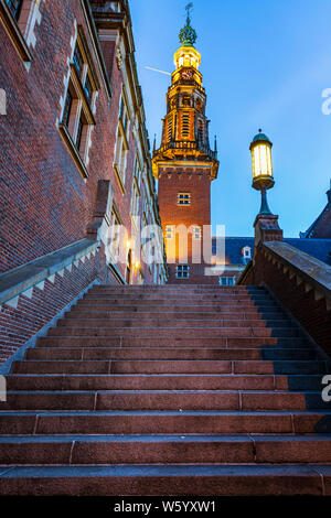 Storico, turistica cittadina olandese di Leiden municipio koornbrug e canali durante il crepuscolo Foto Stock